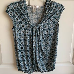 Patterned blouse with knotted neck & cinched hem